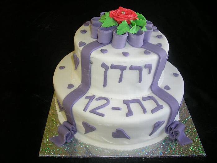 עוגת בת מצווה מתנה ספירלה עם שושנה אדומה